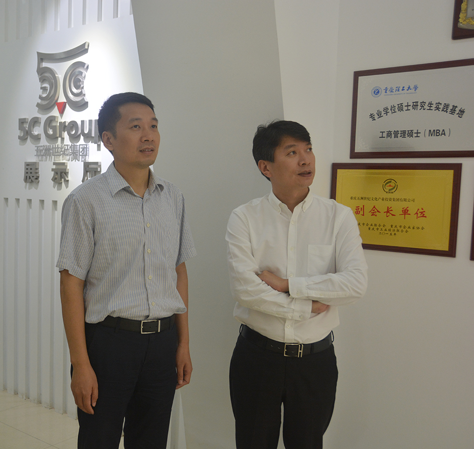 參觀榮譽(yù)室.JPG